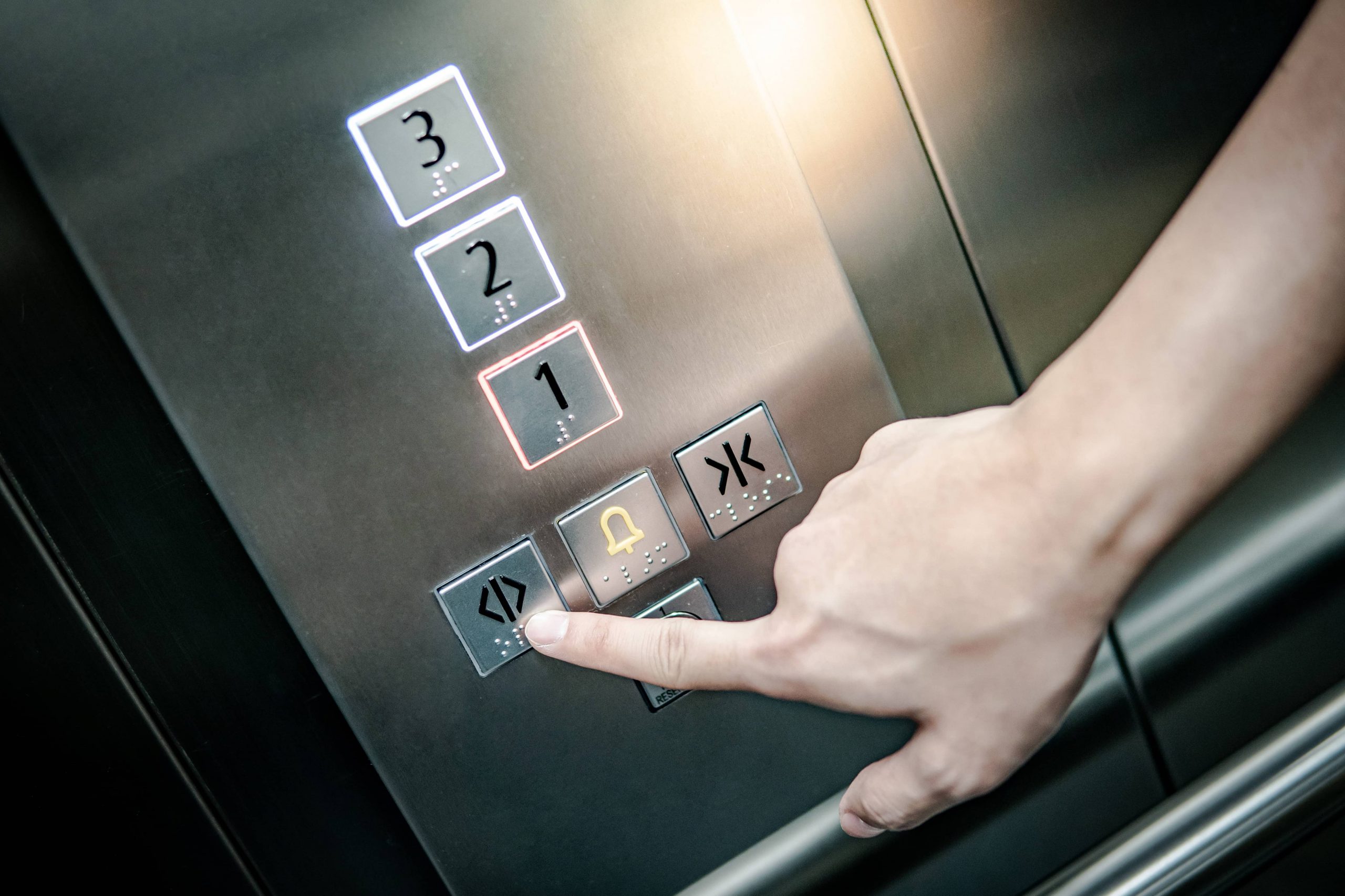 Кнопка открывания дверей лифта